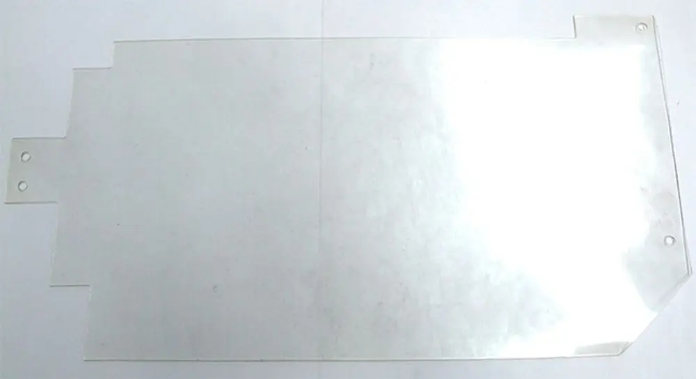 Transparente Abdeckung für eine Daikin Kombibox, rechteckig mit zwei Löchern an der Seite zur Befestigung, auf einem hellen Hintergrund.